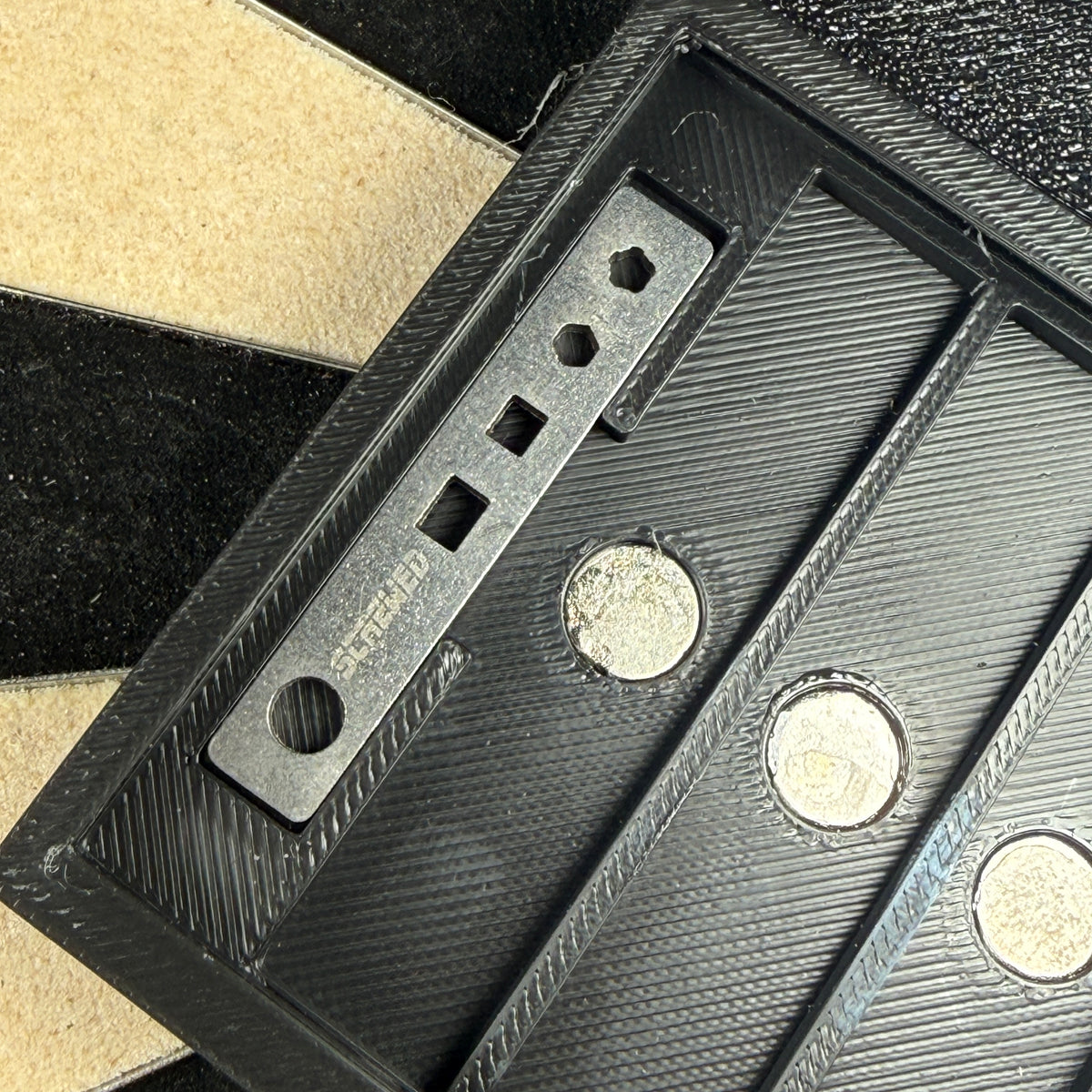 SCREWED Screw in point case (6 sets + key)